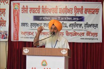 S. Mohinder Singh, Director Guru Nanak Public School, Bassian, Raikot, Ludhiana educating the students