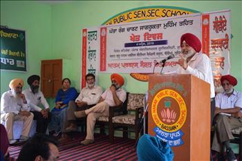 Dr. Baldev Singh, Chief Agriculture Officer, Ludhiana addressing the farmers