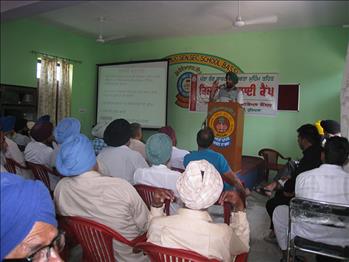 Dr. Ravinder Singh interacting with the farmers.