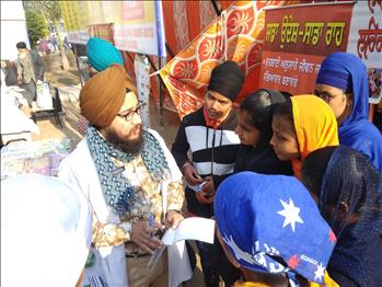 S. Simranjit Singh discussing Positive Thinker concept with the students during books exhibition