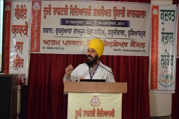 Er. Harpreet Singh educating the students about effective use of Gurbani based softwares and Apps