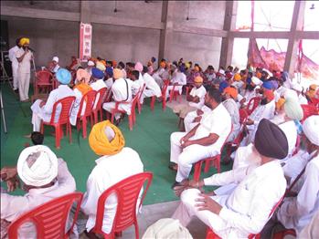 Dr. Varinderpal Singh answering the question of farmer.