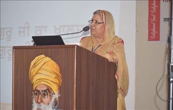 Bibi Ranjeet Kaur, Member, Delhi Sikh Gurdwara Management Committee, sharing her experience with the attendees