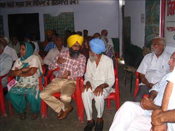 A farmer having a discussion witth Dr Varinderpal Singh.