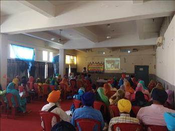 A large no of participants listening to the video lecture of Dr. Varinderpal Singh