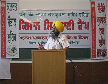 Dr.Varinderpal Singh, with his talk convinced the farmers to avoid excessive use of fertilizers.