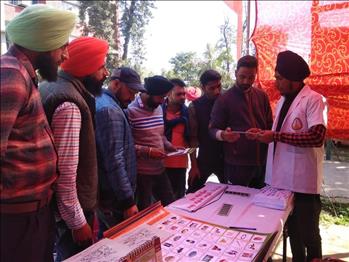 S. Jasvir Singh addressing the queries of visitors and explaining the concept of Leaf Color Chart (LCC)