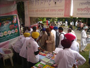Volunteers presenting Atam Pargas publications to the visitors.