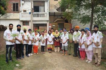 Atam Pargas team members and Preet Vihar residents with the Gulmohar saplings.