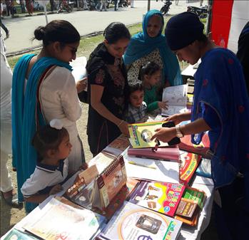 Kids showing keen interest in Atam Pargas play way books.