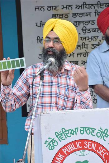 Dr. Varinderpal Singh apprising the audience about ongoing LCC based urea applications by the village Bassian Farmers.