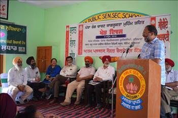Dr. Navtej SIngh, Director Research, PAU in interaction with the farmers