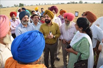 Dr. Jaskaran Singh, Director Extension Education, PAU in discussion with Dr. Jasbir Singh, Director Agriculture, Punjab