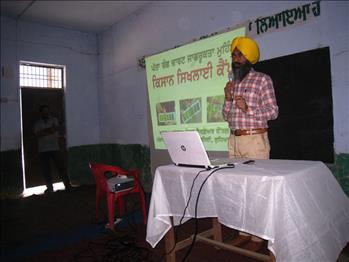 Dr Varinderpal Singh gave the opening talk on use of Leaf Color Chart (LCC).