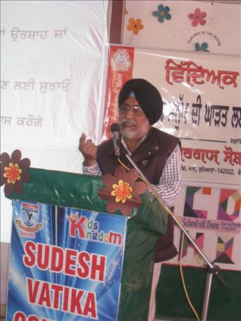 S. Mahinderpal Singh Ji, Chairman Prabh Ki Sharn Public School presenting the closing remarks.