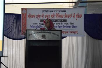Mrs Ranjeet Kaur, Member, DSGMC, presenting vote of thanks