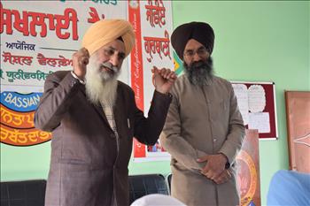 S. Mohinder Singh, Director Guru Nanak Public School, Bassian, Ludhiana educating the students