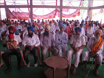 Farmers attentive to the presentation.