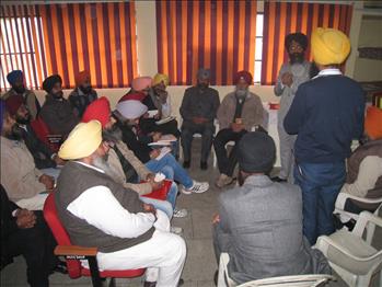 Dr. Varinderpal Singh having discussions with the participants.
