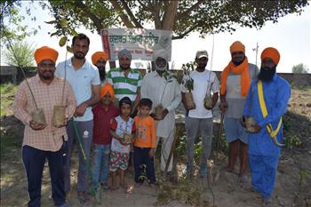 Atam Pargas Volunteers and residents of Village Kutbewal pose with the plantlets.