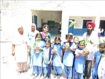 School kids with the newly received saplings.