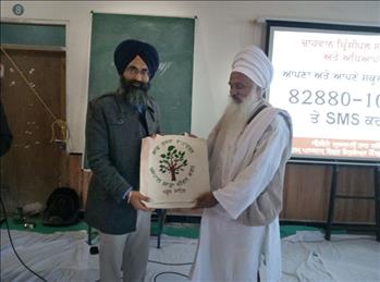 Baba Sewa Singh ji , Khadoor Sahib presenting a momento to Dr.  Varinderpal Singh.