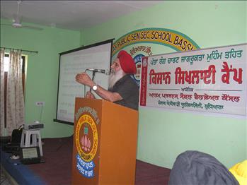 S. Mahinder Singh, Director, Guru Nanak Public School, Bassian presenting a vote of thanks.