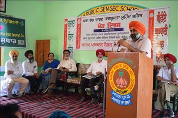 Dr. Pushpinderpal Singh, ADR, PAU educating farmers for adoption of resource conservation technologies of the PAU