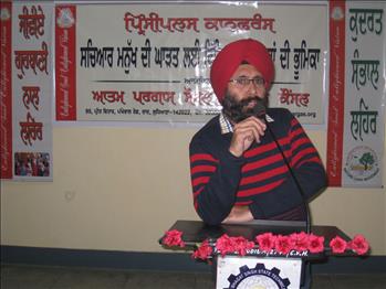 Principal Gazal preet Singh, polytechnic college Ferozepur sharing his views with the participants.