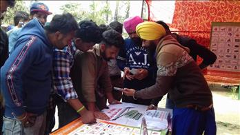 S. Kanwardeep Singh educating visitors about Leaf Color Chart (LCC)