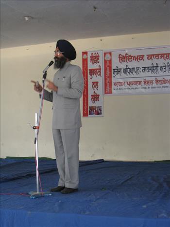 Dr. Varinderpal Singh touching the grass root realities from daily routine life and giving tips to encapsulate the teaching methodologies with spirituality during the session