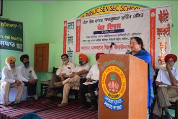 Dr. Parveen Chhuneja, Director School Of Agricultural Biotechnology discussing her views with the farmers