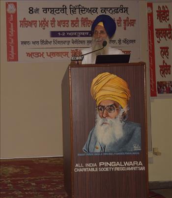 Giani Kewal Singh, Ex- Jathedar, Takht Sri Damdama Sahib addressing the audience and giving his blessings for Atam Pargas mission
