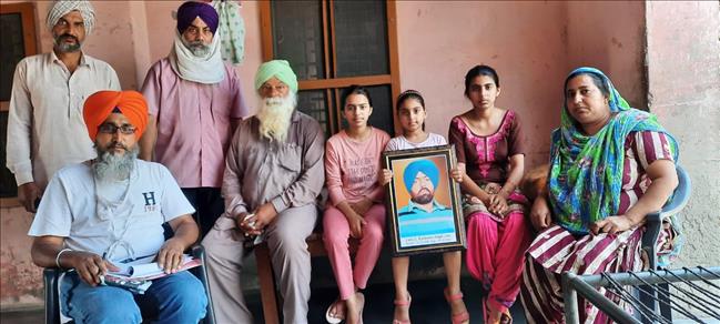 Financial &amp; Moral Support to the Family of S. Kulwant Singh, Martyr Farmers Agitation