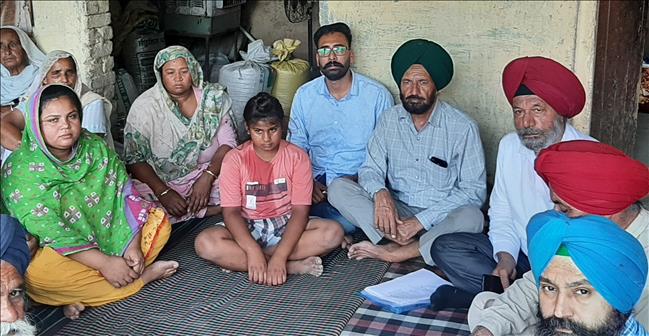 Financial &amp; Moral Support to the Family of S. Leela Singh, Martyr Farmers Agitation